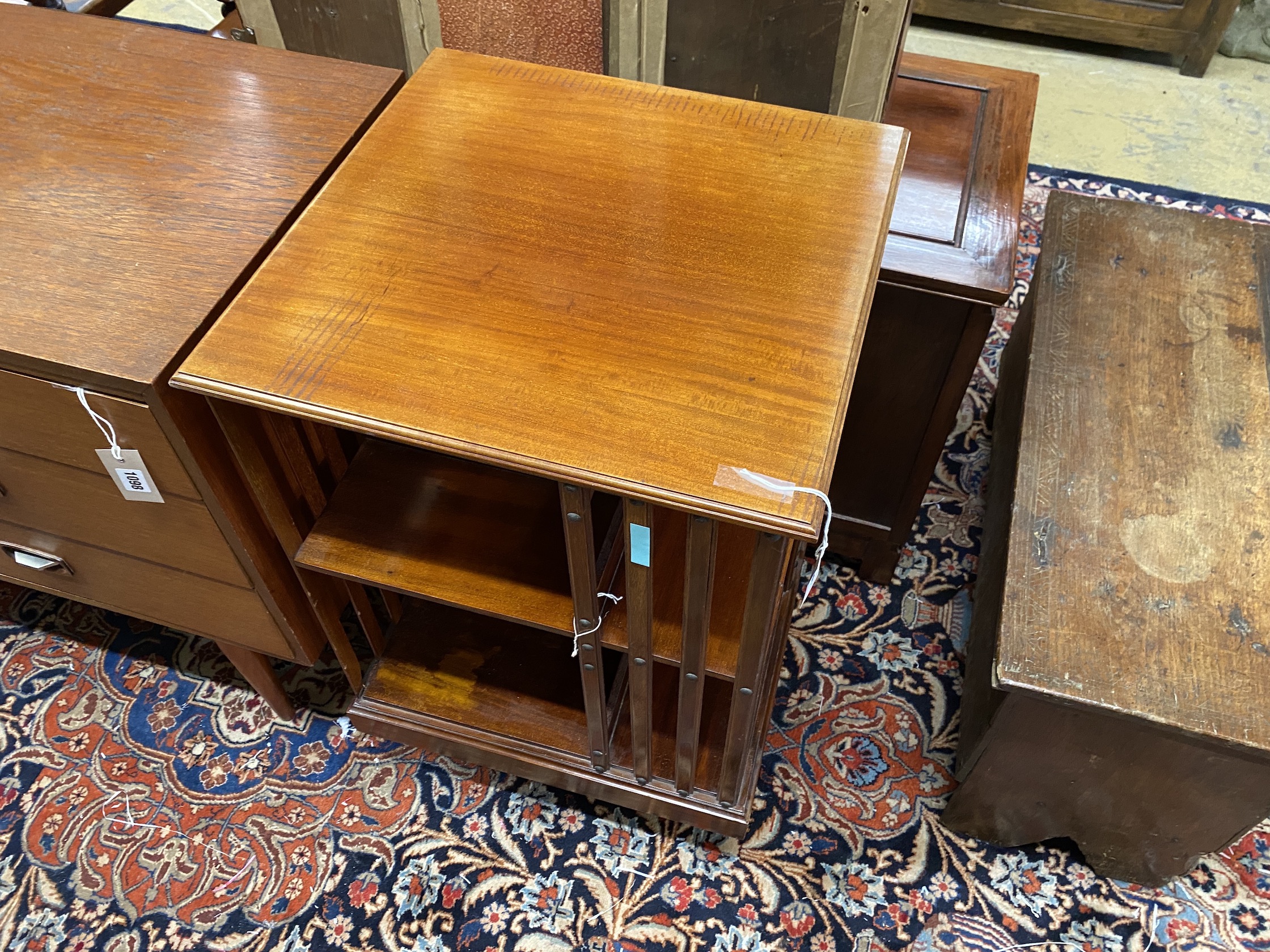 An Edwardian mahogany revolving bookcase, width 49cm, depth 49cm, height 79cm